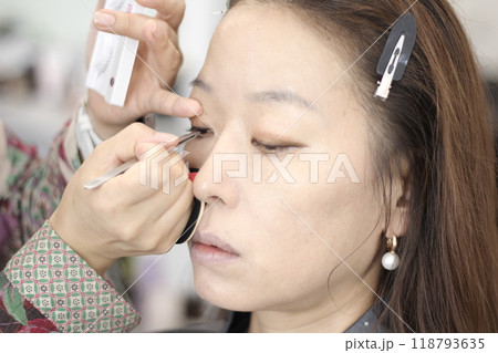 Concept of a beautiful Korean woman in her 30s getting her makeup done by a makeup artist, face before makeup 118793635