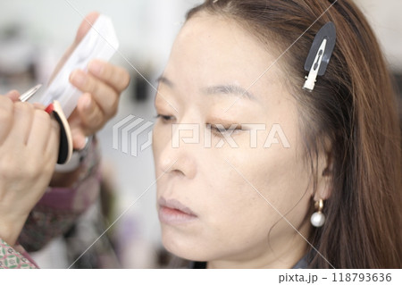 Concept of a beautiful Korean woman in her 30s getting her makeup done by a makeup artist, face before makeup Concept of a beautiful Korean woman in her 30s getting her makeup done by a makeup artist, face before makeup 118793636