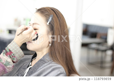 Concept of a beautiful Korean woman in her 30s getting her makeup done by a makeup artist, face before makeup 118793659