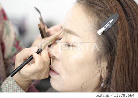 Concept of a beautiful Korean woman in her 30s getting her makeup done by a makeup artist, face before makeup Concept of a beautiful Korean woman in her 30s getting her makeup done by a makeup artist, face before makeup 118793664