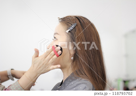 Concept of a beautiful Korean woman in her 30s getting her makeup done by a makeup artist, face before makeup Concept of a beautiful Korean woman in her 30s getting her makeup done by a makeup artist, face before makeup 118793702
