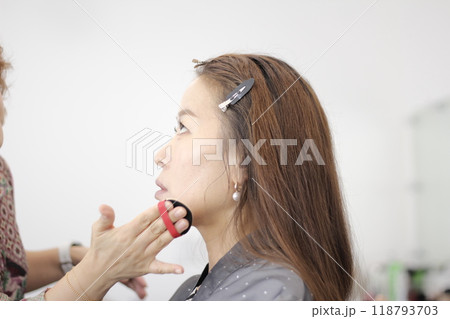 Concept of a beautiful Korean woman in her 30s getting her makeup done by a makeup artist, face before makeup Concept of a beautiful Korean woman in her 30s getting her makeup done by a makeup artist, face before makeup 118793703