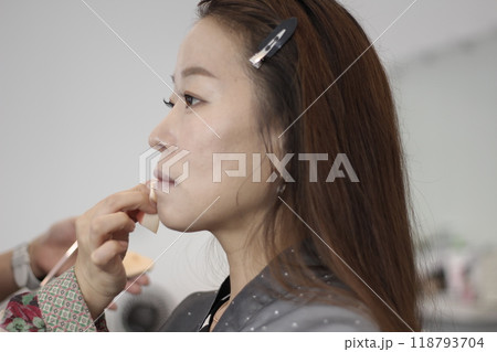 Concept of a beautiful Korean woman in her 30s getting her makeup done by a makeup artist, face before makeup Concept of a beautiful Korean woman in her 30s getting her makeup done by a makeup artist, face before makeup 118793704