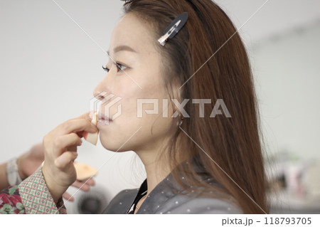 Concept of a beautiful Korean woman in her 30s getting her makeup done by a makeup artist, face before makeup Concept of a beautiful Korean woman in her 30s getting her makeup done by a makeup artist, face before makeup 118793705