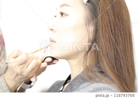 Concept of a beautiful Korean woman in her 30s getting her makeup done by a makeup artist, face before makeup Concept of a beautiful Korean woman in her 30s getting her makeup done by a makeup artist, face before makeup 118793708