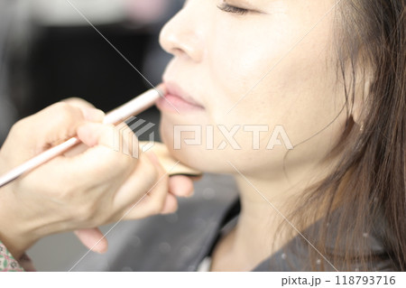 Concept of a beautiful Korean woman in her 30s getting her makeup done by a makeup artist, face before makeup Concept of a beautiful Korean woman in her 30s getting her makeup done by a makeup artist, face before makeup 118793716