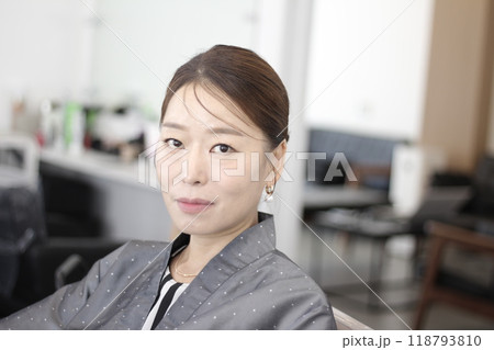 Concept of a beautiful Korean woman in her 30s getting her makeup done by a makeup artist, face before makeup Concept of a beautiful Korean woman in her 30s getting her makeup done by a makeup artist, face before makeup 118793810