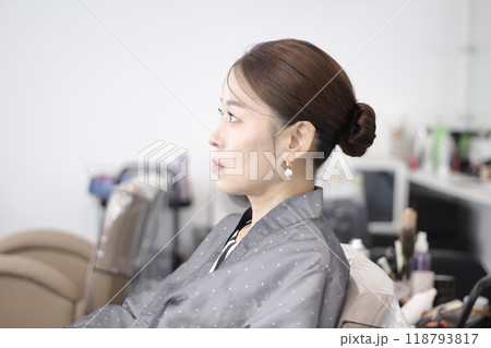 Concept of a beautiful Korean woman in her 30s getting her makeup done by a makeup artist, face before makeup 118793817