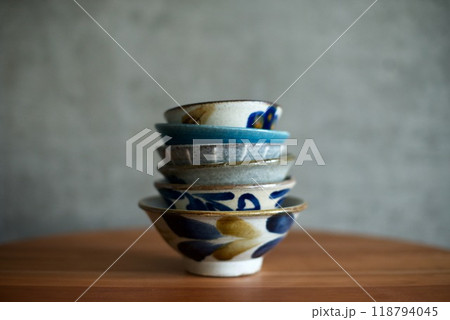 テーブルの上に積んだお茶碗 テーブルの上に積んだお茶碗 118794045