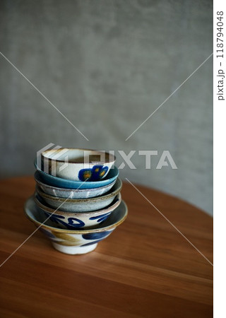 テーブルの上に積んだお茶碗 テーブルの上に積んだお茶碗 118794048