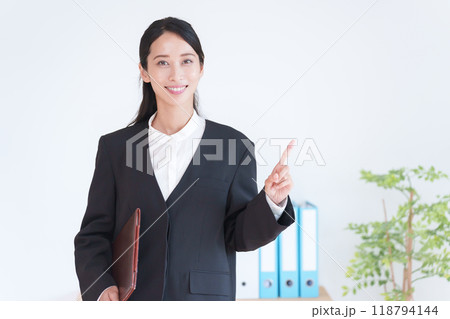 説明するビジネス女性 説明するビジネス女性 118794144
