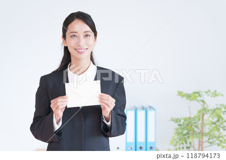 手紙を持つビジネス女性 118794173