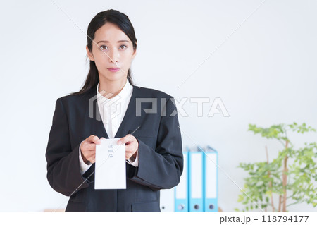 手紙を持つビジネス女性 118794177