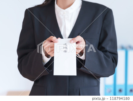 退職届を持つビジネス女性 退職届を持つビジネス女性 118794180