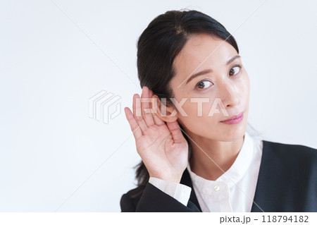 話を聞くビジネス女性 118794182