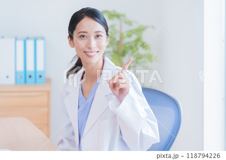 働く女性医師 118794226