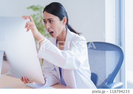 驚く女性医師 118794233