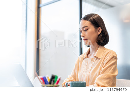 パソコンを使用してデスクワークをしている女性 パソコンを使用してデスクワークをしている女性 118794470