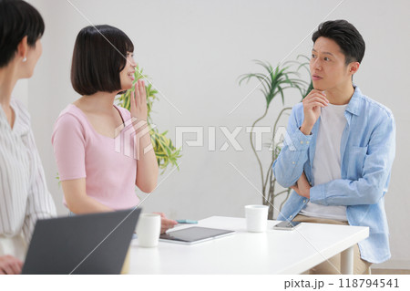 後輩の話に違和感を持つエンジニア_1 118794541