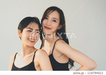 黒いキャミソール姿の若い女性2人 118794821