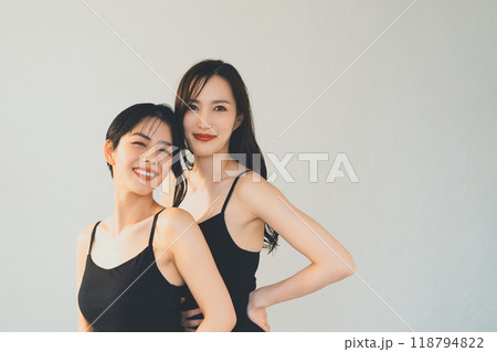 黒いキャミソール姿の若い女性2人 118794822