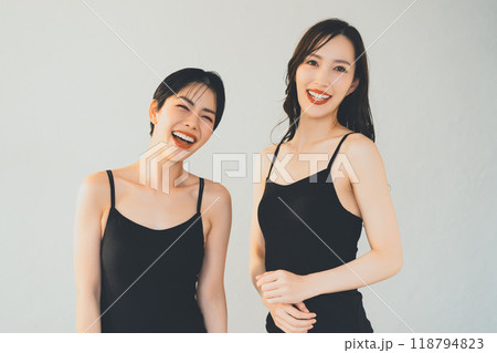 黒いキャミソール姿の若い女性2人 118794823