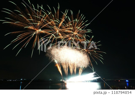 秋の夜空を彩る水郷潮来花火大会の風景 秋の夜空を彩る水郷潮来花火大会の風景 118794854