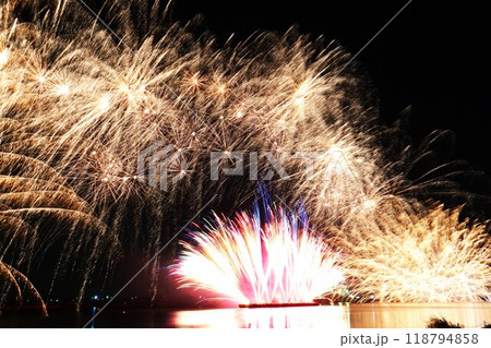 秋の夜空を彩る水郷潮来花火大会の風景 秋の夜空を彩る水郷潮来花火大会の風景 118794858