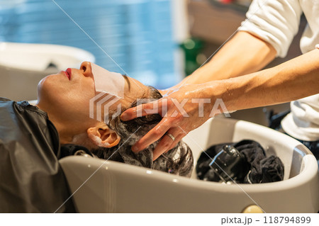 beauty parlor 118794899