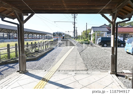 美濃赤坂駅駅舎からホームを見る 美濃赤坂駅駅舎からホームを見る 118794917