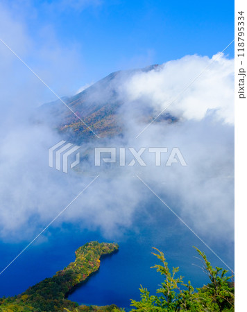 紅葉の八丁出島と霧の男体山（縦） 118795334