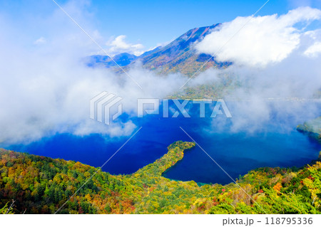 紅葉の八丁出島と霧の男体山 118795336