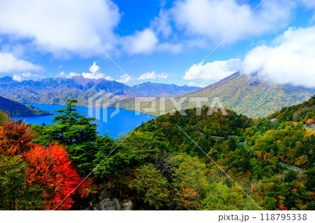 紅葉の日光中禅寺湖と男体山 118795338