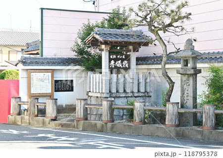 交差点角に作られた中山道赤坂宿のモニュメント 118795378