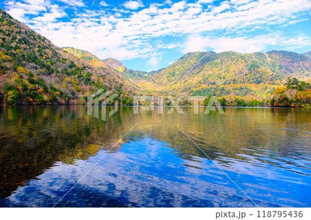秋の紅葉に染まる湯の湖 118795436