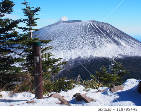 黒斑山山頂から望む冬の浅間山 118795448