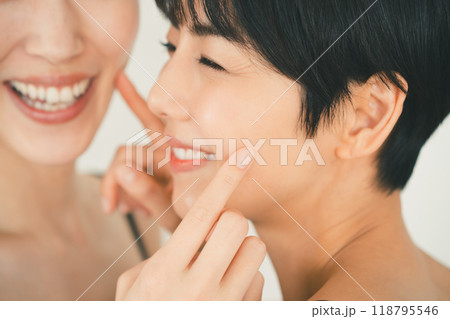 スキンケアのアドバイスをする友達 118795546
