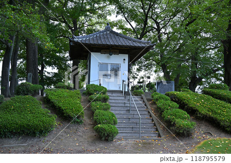 真夏の夕方 地蔵堂 地蔵公園 真夏の夕方 地蔵堂 地蔵公園 118795579