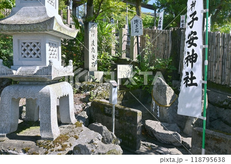 子安神社の子授け跨ぎ石 子安神社の子授け跨ぎ石 118795638