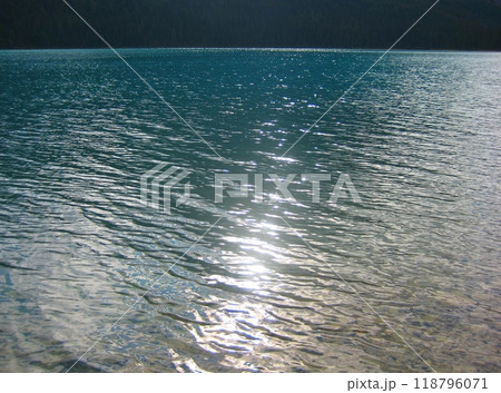 湖面に反射する光、カナダのエメラルド湖にて 湖面に反射する光、カナダのエメラルド湖にて 118796071