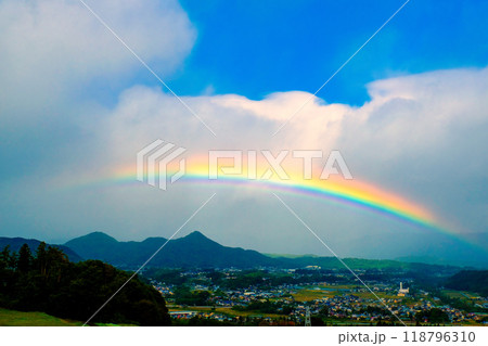 戸神山と輝く虹 118796310