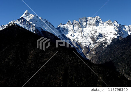 朝日に輝く梅里雪山系 118796340