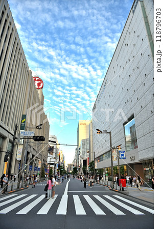 歩行者天国の新宿の通りの風景 歩行者天国の新宿の通りの風景 118796703