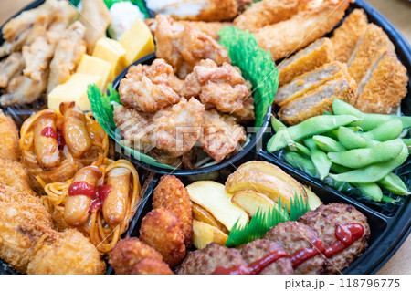 様々な料理が盛り付けられたオードブルの写真。パーティーのイメージ。 様々な料理が盛り付けられたオードブルの写真。パーティーのイメージ。 118796775