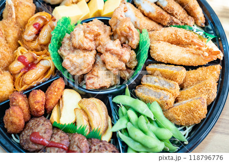 様々な料理が盛り付けられたオードブルの写真。パーティーのイメージ。 様々な料理が盛り付けられたオードブルの写真。パーティーのイメージ。 118796776