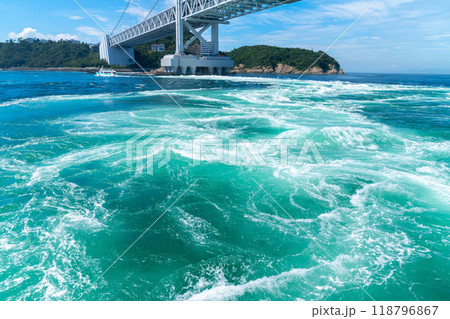 鳴門海峡の渦潮。淡路島の観光イメージ。 鳴門海峡の渦潮。淡路島の観光イメージ。 118796867