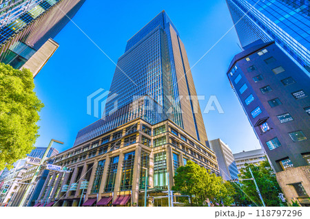 日本の東京都市景観　室町三丁目南。日本橋三井タワーやコレド室町テラス・日本橋室町三井タワーなどを望む 118797296