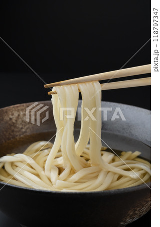 うどんを箸で持ち上げる うどんを箸で持ち上げる 118797347