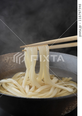 うどんを箸で持ち上げる うどんを箸で持ち上げる 118797348