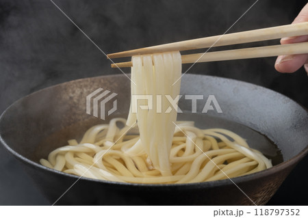 うどんを箸で持ち上げる うどんを箸で持ち上げる 118797352
